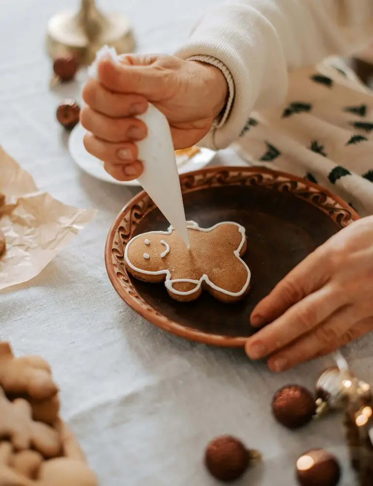 Sand + Paws Spiced Gingerbread 12 Oz Scented Candle - Image 2